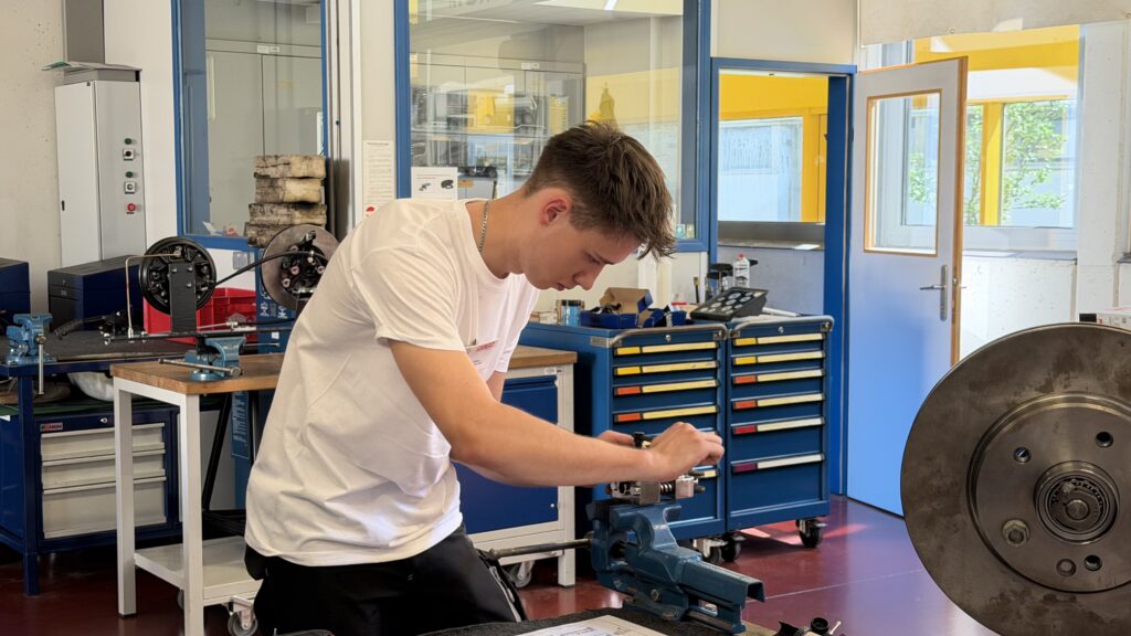 Schüler*innen in der Werkstatt